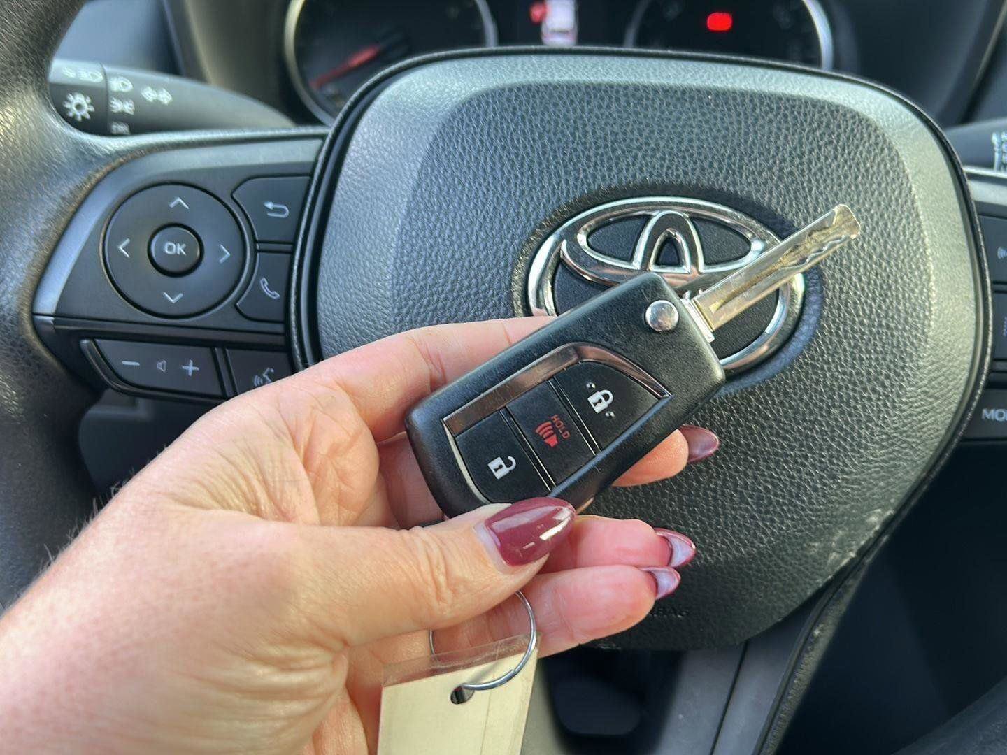 Used 2022 Toyota RAV4 LE image 28