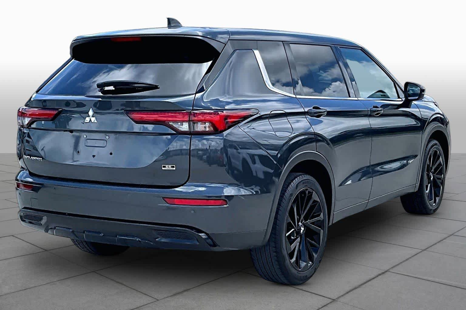 Used 2024 Mitsubishi Outlander SE Black Edition FWD image 13