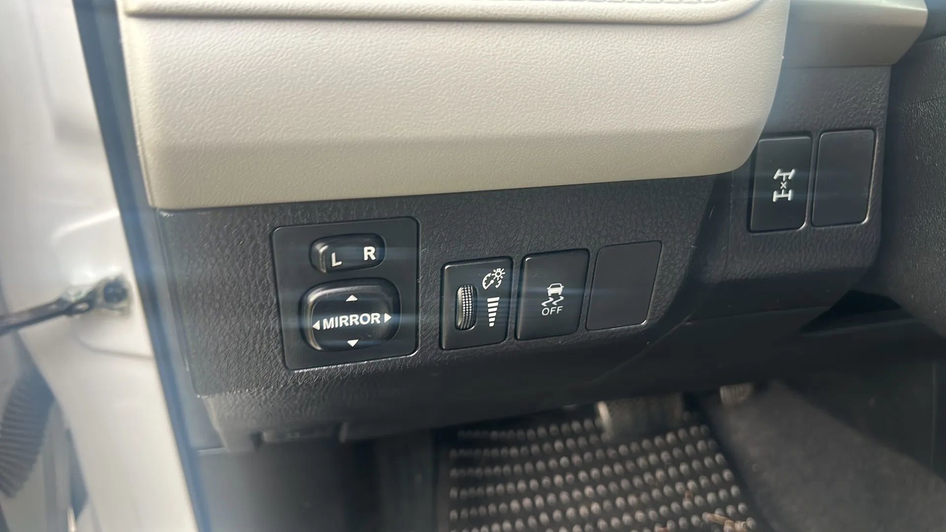 Used 2015 Toyota RAV4 LE image 27