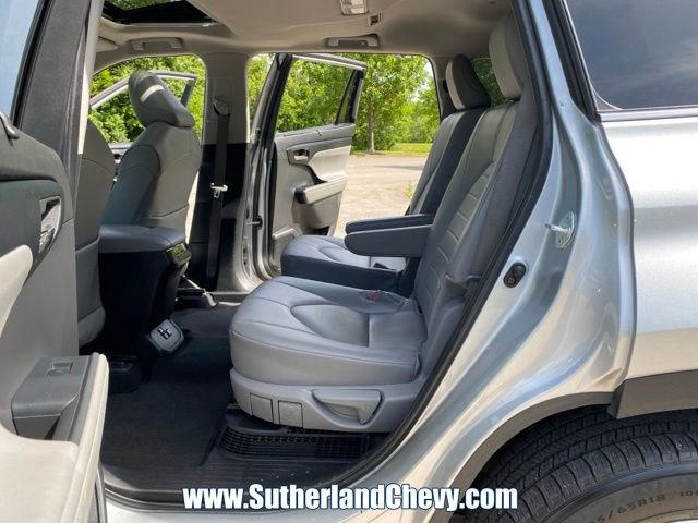 Used 2024 Toyota Highlander XLE AWD/4WD image 32