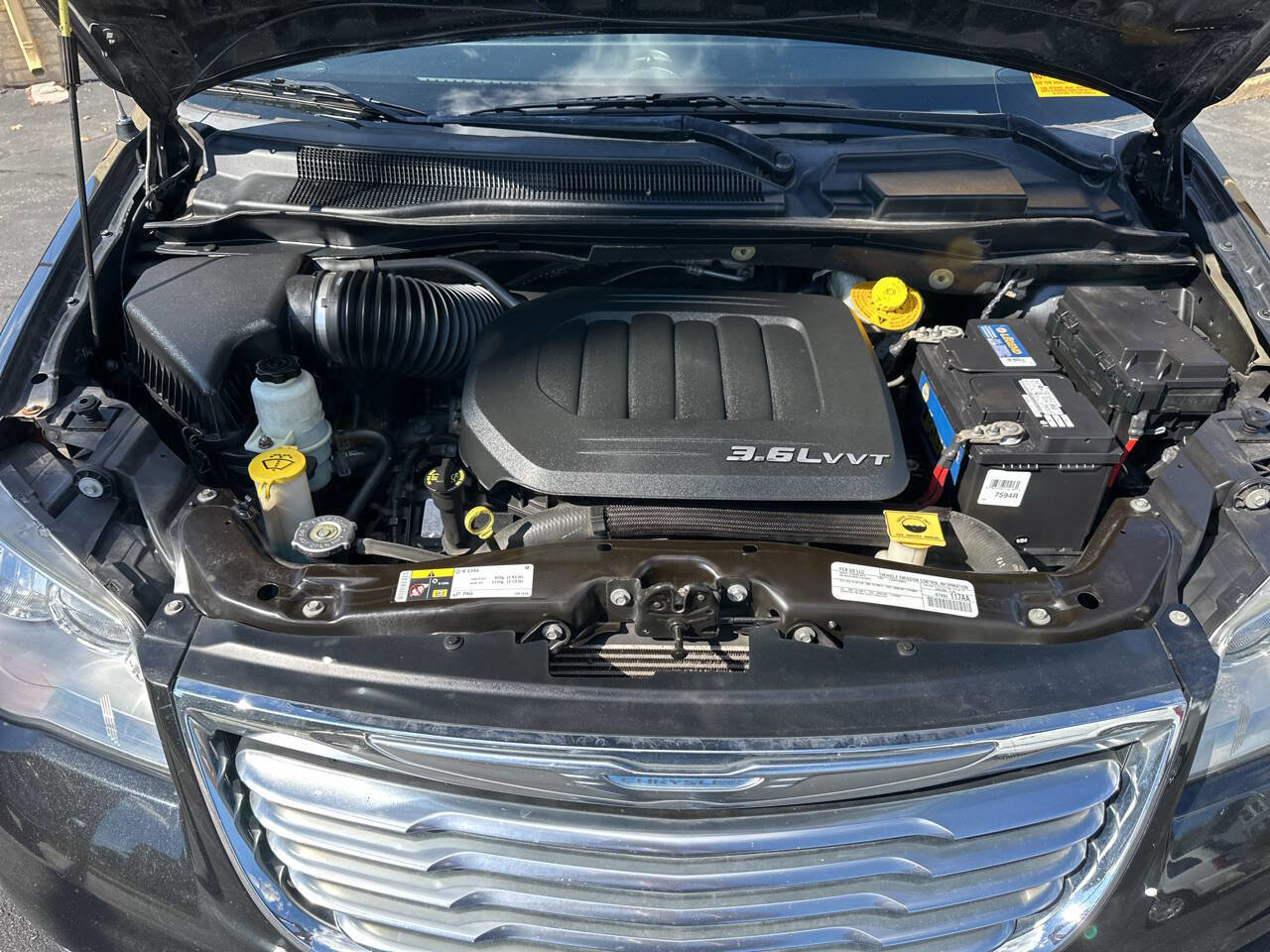 Used 2015 Chrysler Town & Country Touring image 24