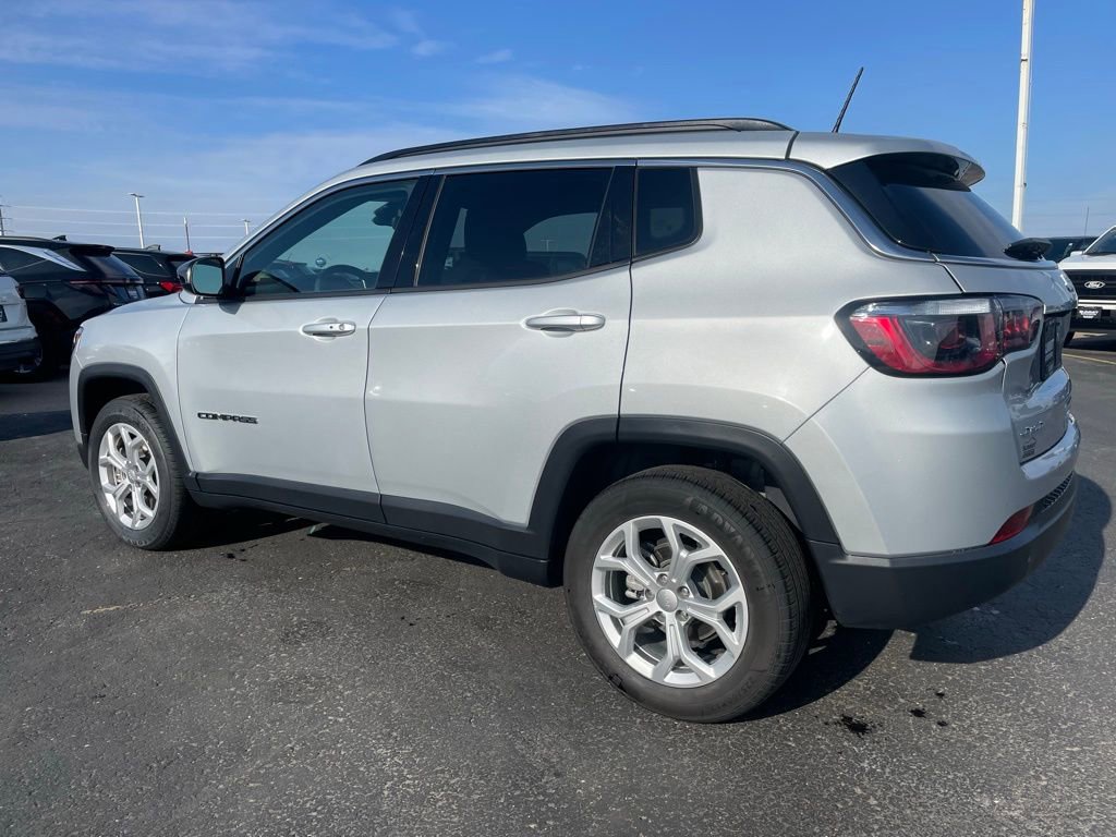 Used 2024 Jeep Compass Latitude AWD/4WD image 5