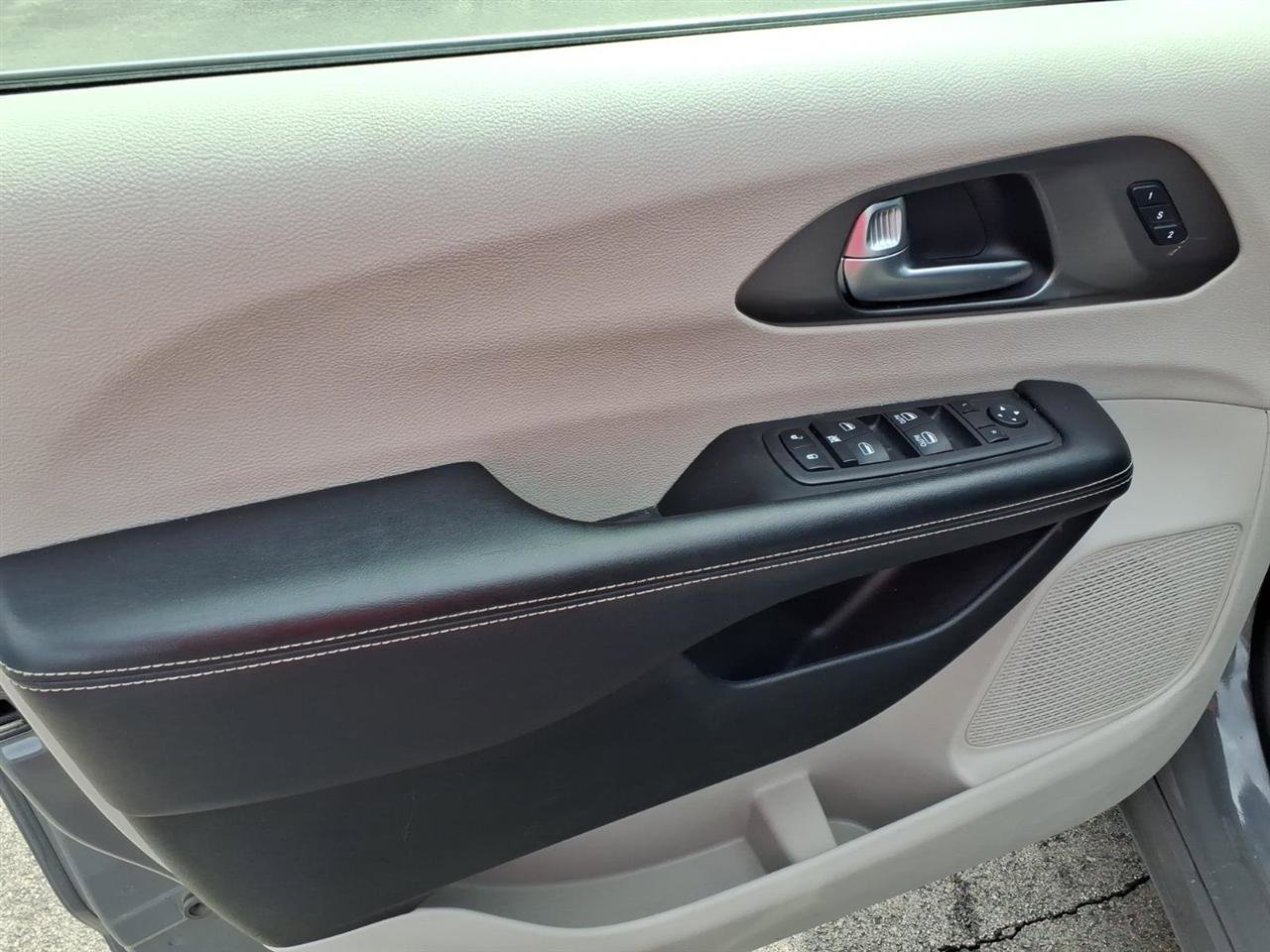 Used 2022 Chrysler Pacifica Touring-L image 6