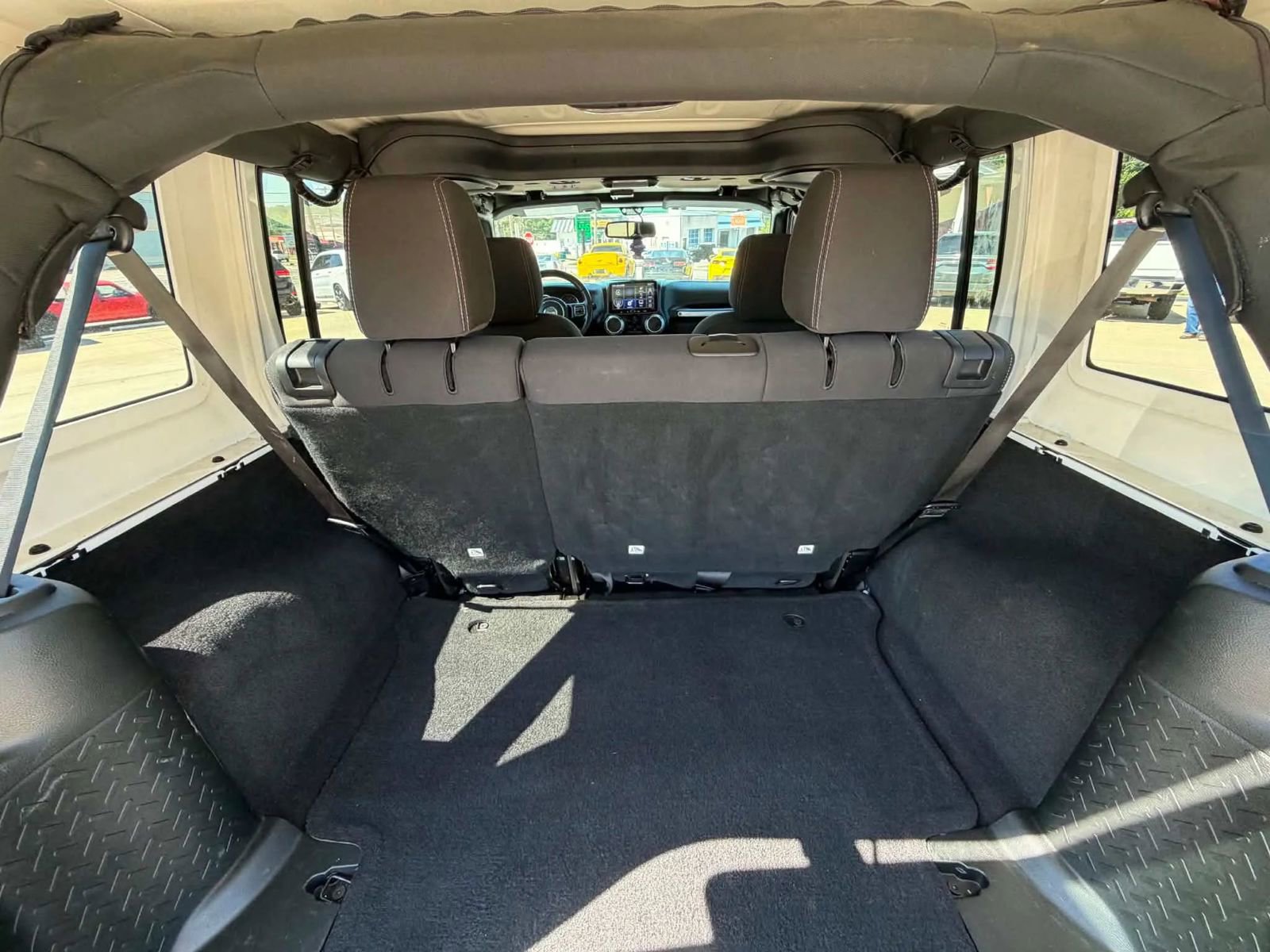 Used 2018 Jeep Wrangler Unlimited Sahara w/ Connectivity Group AWD/4WD image 7