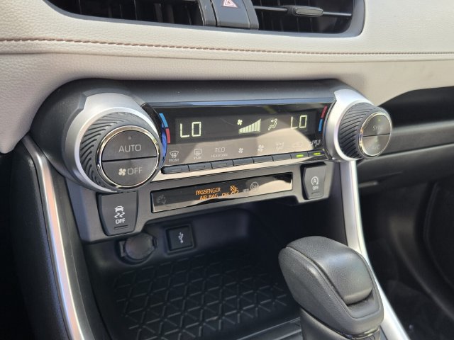 Used 2020 Toyota RAV4 XLE w/ Convenience Package FWD image 18