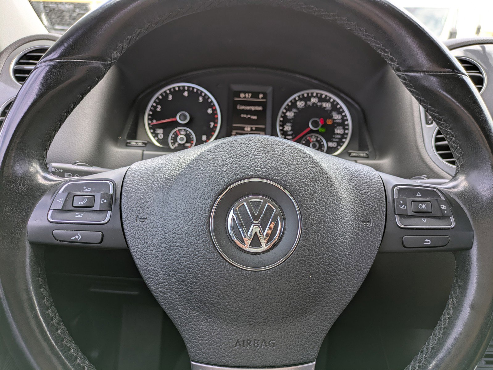 Used 2017 Volkswagen Tiguan S image 19