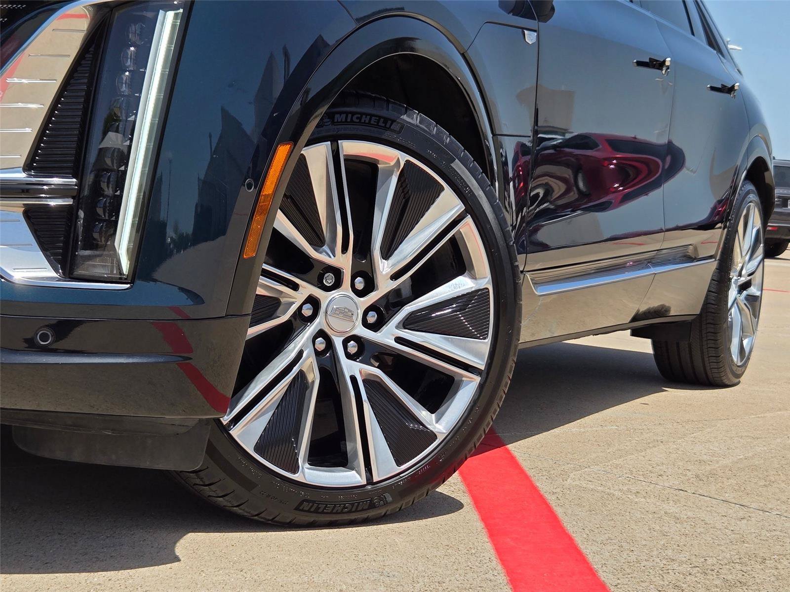 Used 2025 Cadillac Lyriq Luxury w/ LPO, Floor Liner Package AWD/4WD image 8