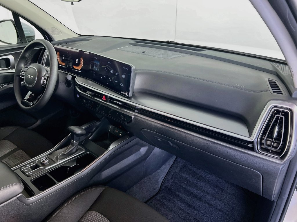 Certified 2025 Kia Sorento LX FWD image 30
