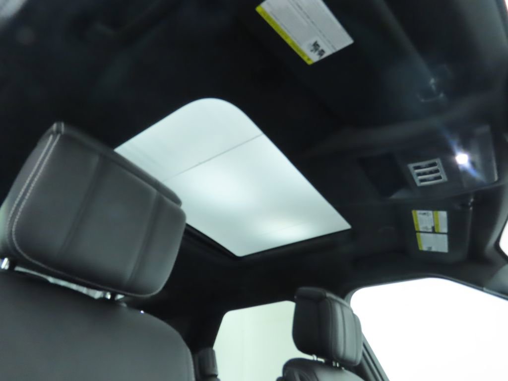 Used 2024 Land Rover Discovery Dynamic SE image 18