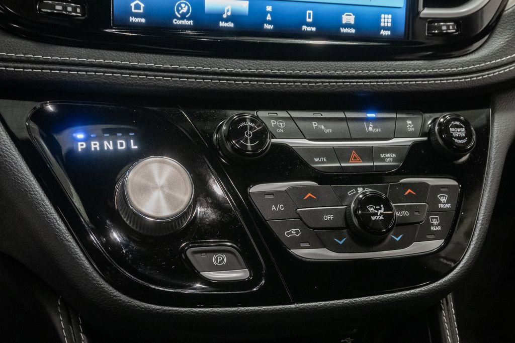 Used 2023 Chrysler Pacifica Limited w/ Uconnect Theater Family Group image 22
