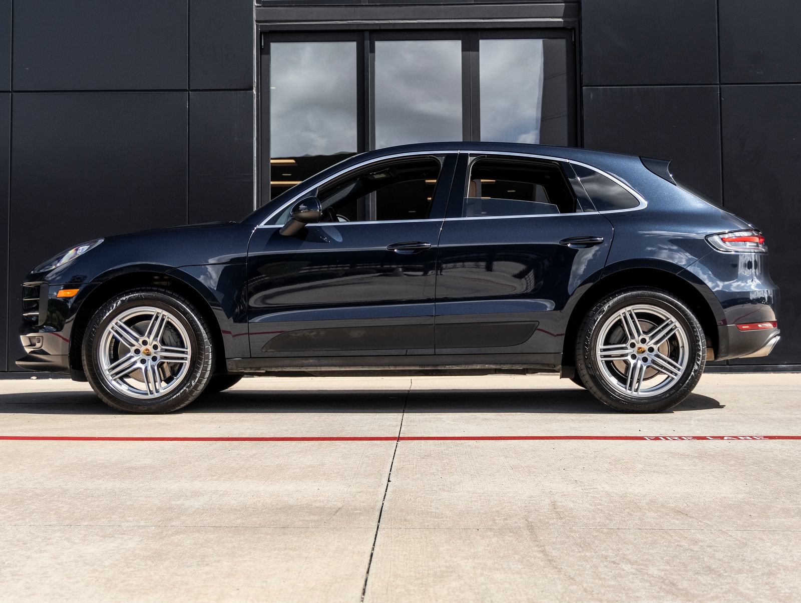Certified 2020 Porsche Macan S AWD/4WD image 2