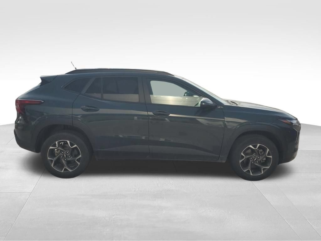 Used 2025 Chevrolet Trax LT FWD image 9