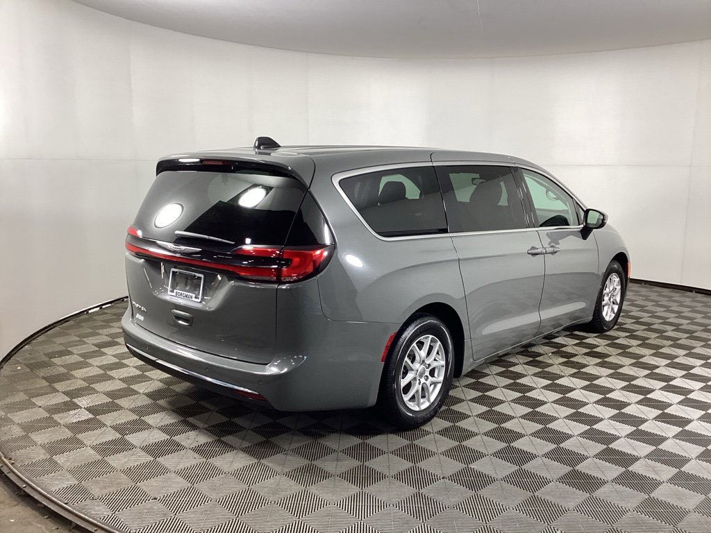 Used 2023 Chrysler Pacifica Touring-L image 2