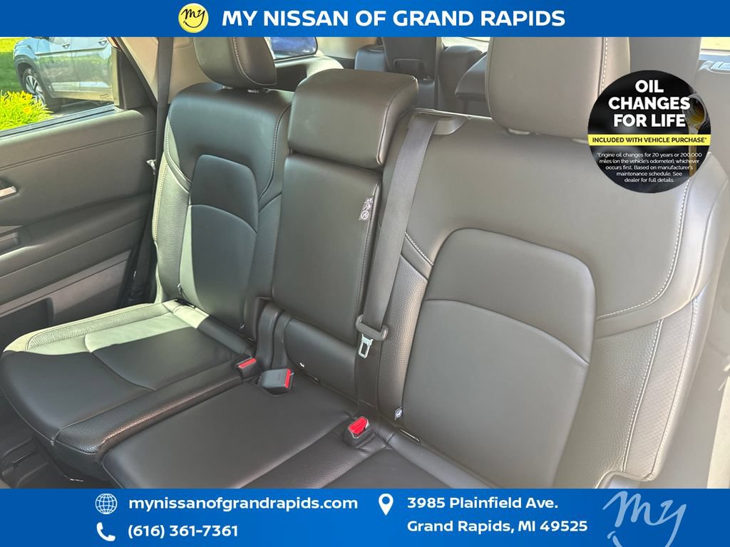 Used 2025 Nissan Pathfinder SL AWD/4WD image 30