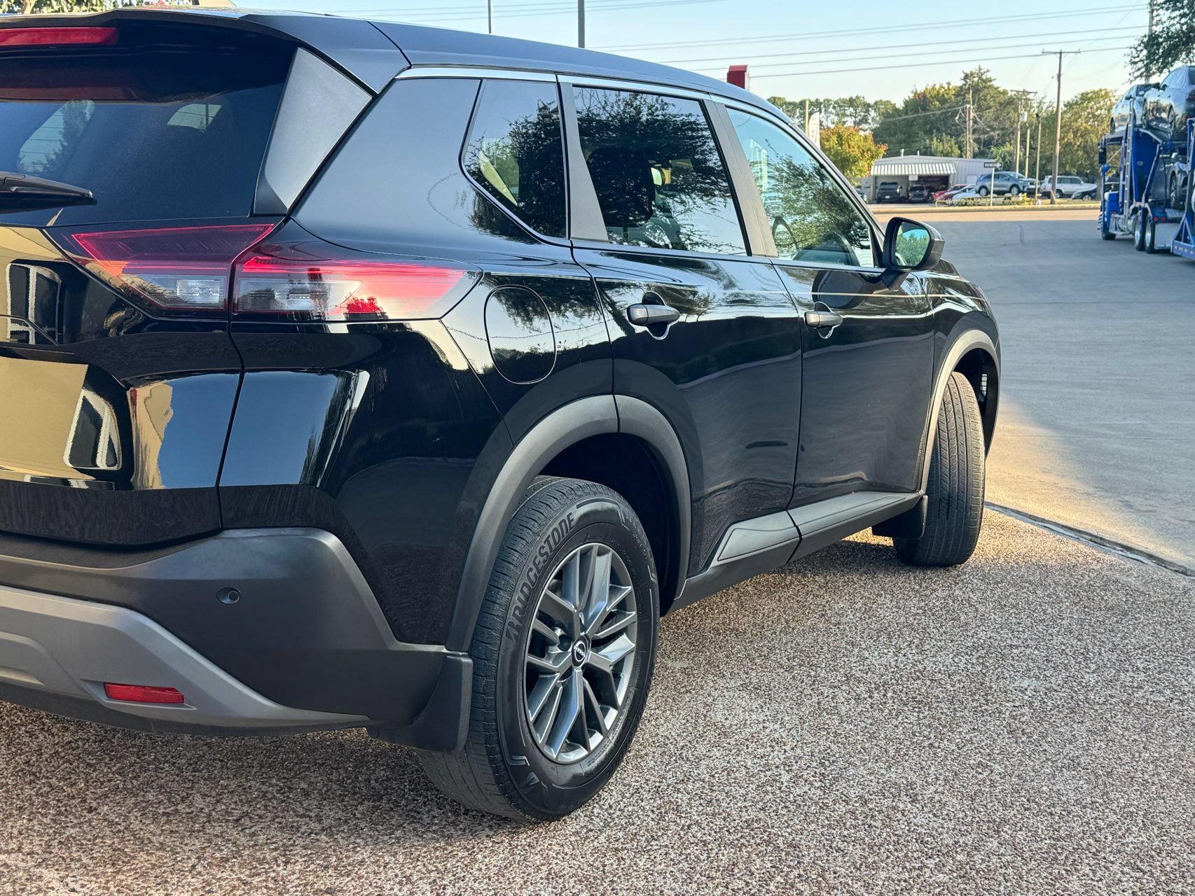 Used 2023 Nissan Rogue S FWD image 4