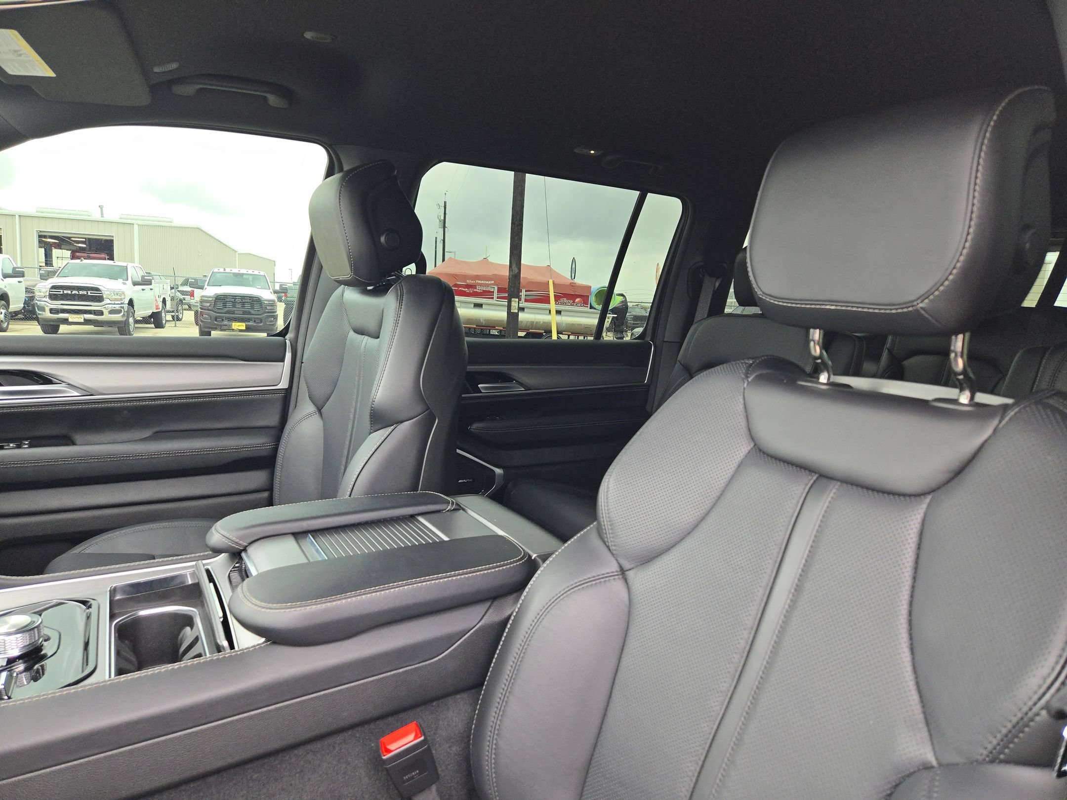 Used 2025 Jeep Wagoneer Series II AWD/4WD image 9