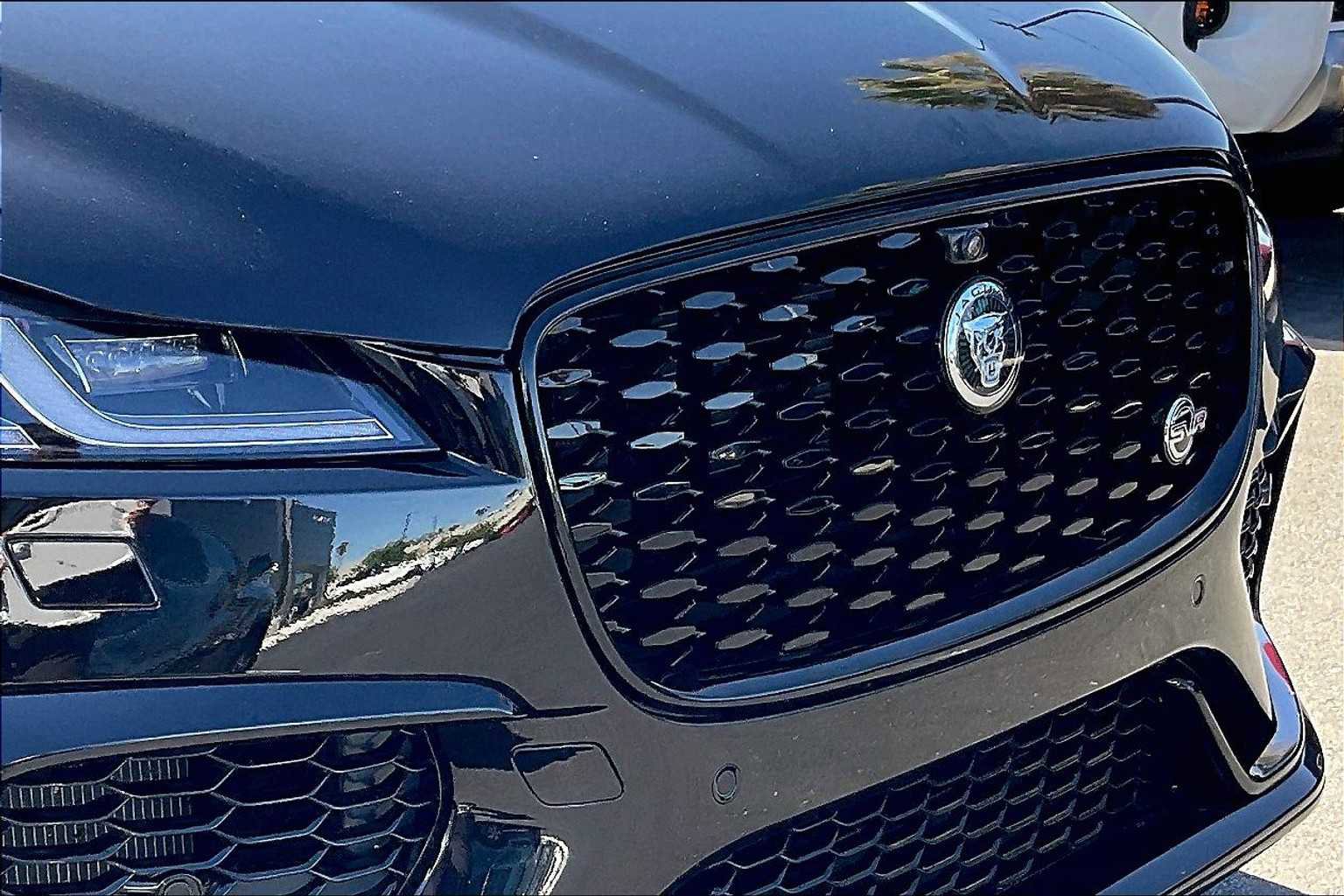 Used 2024 Jaguar F-PACE SVR image 32