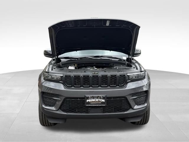New 2025 Jeep Grand Cherokee Altitude AWD/4WD image 9