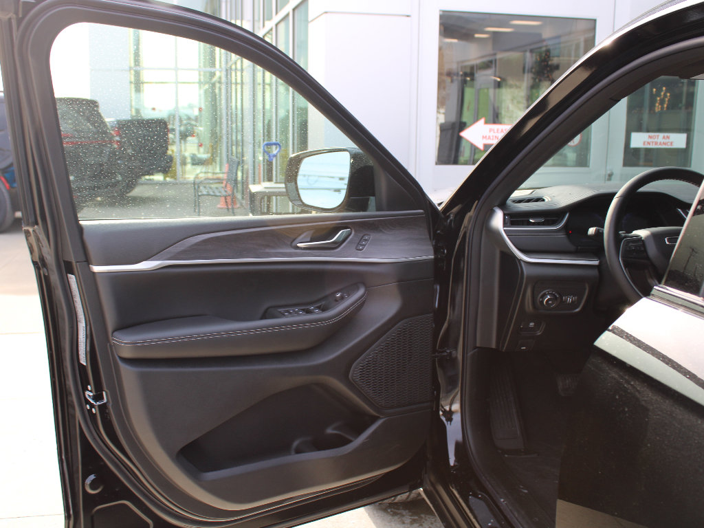 New 2025 Jeep Grand Cherokee Limited w/ Trailer Tow Package image 9