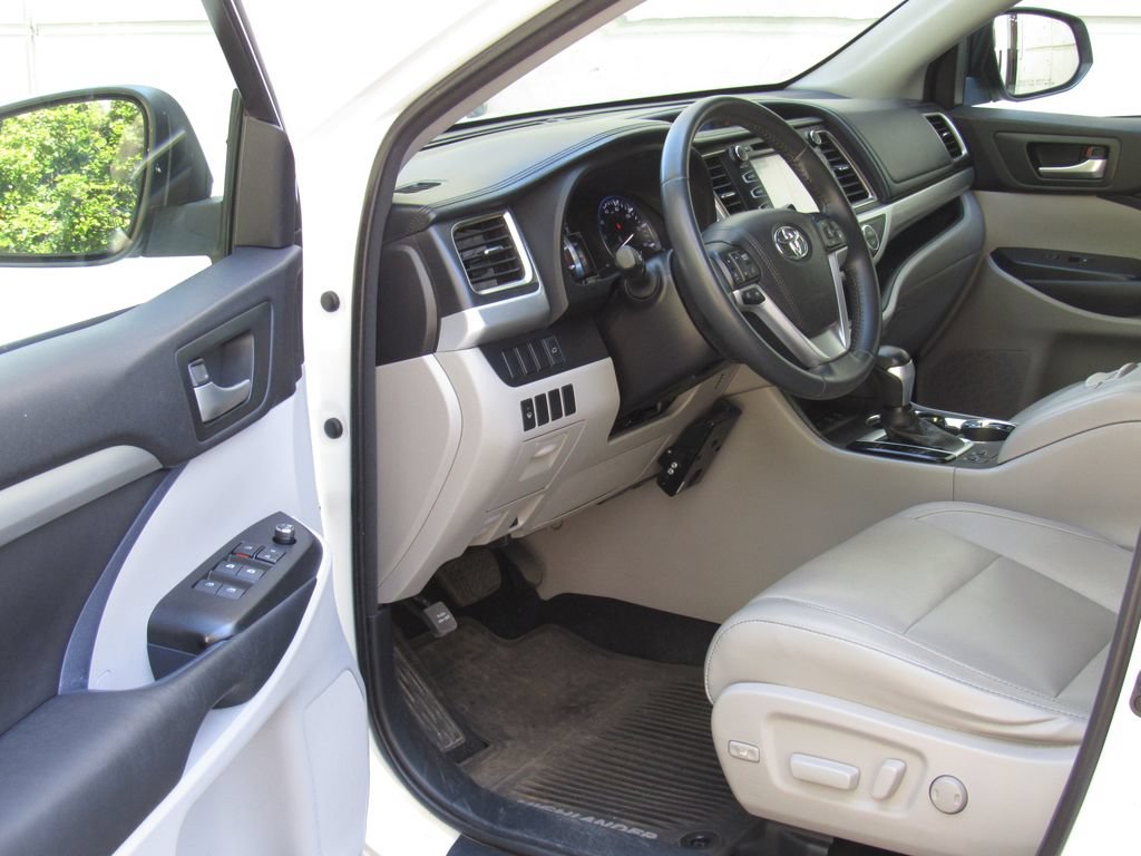Certified 2016 Toyota Highlander XLE AWD/4WD image 9