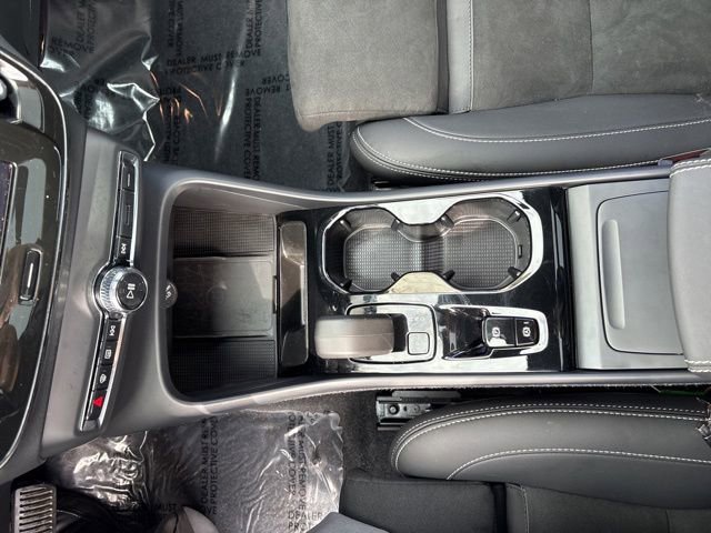 Used 2025 Volvo XC40 B5 Plus image 27