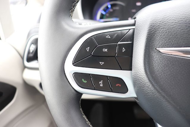 Used 2024 Chrysler Pacifica Select image 21