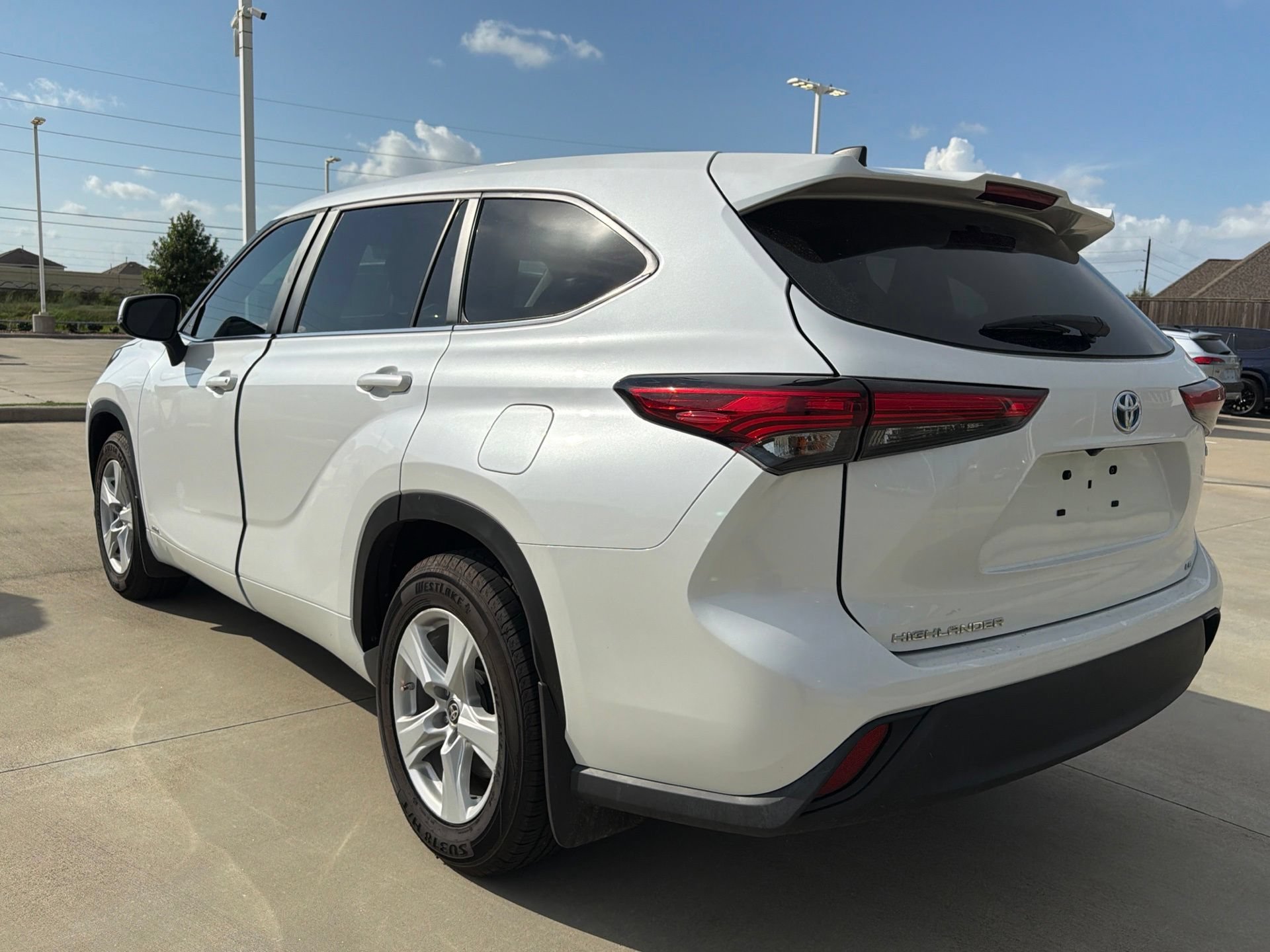 Used 2023 Toyota Highlander LE AWD/4WD image 5