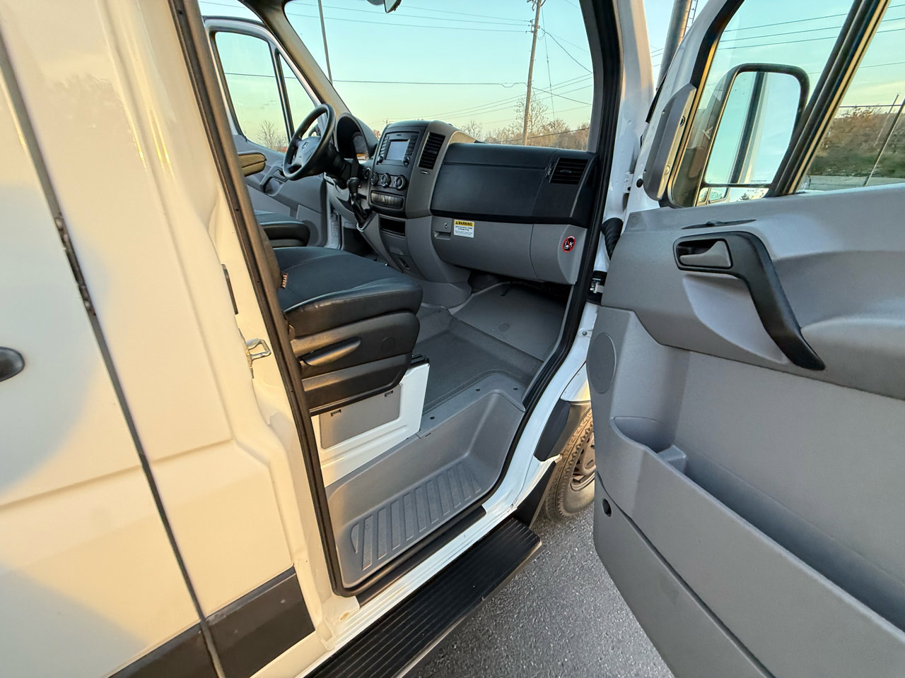 Used 2018 Mercedes-Benz Sprinter 2500 image 32