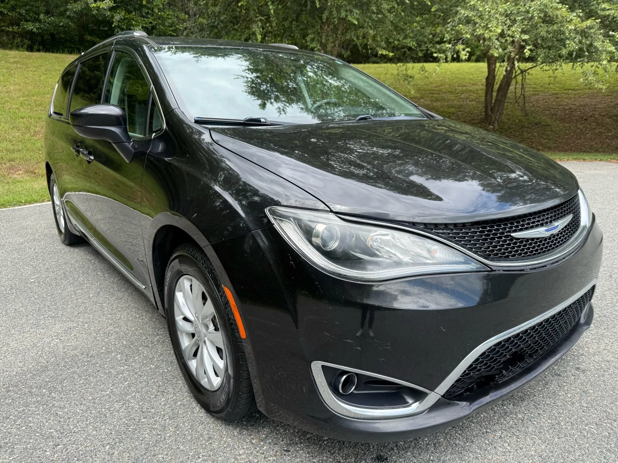 Used 2019 Chrysler Pacifica Touring-L FWD image 3