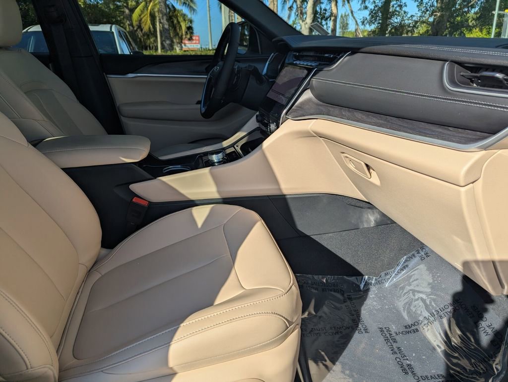 Used 2025 Jeep Grand Cherokee Limited image 9