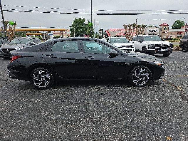 Certified 2025 Hyundai Elantra SEL FWD image 5