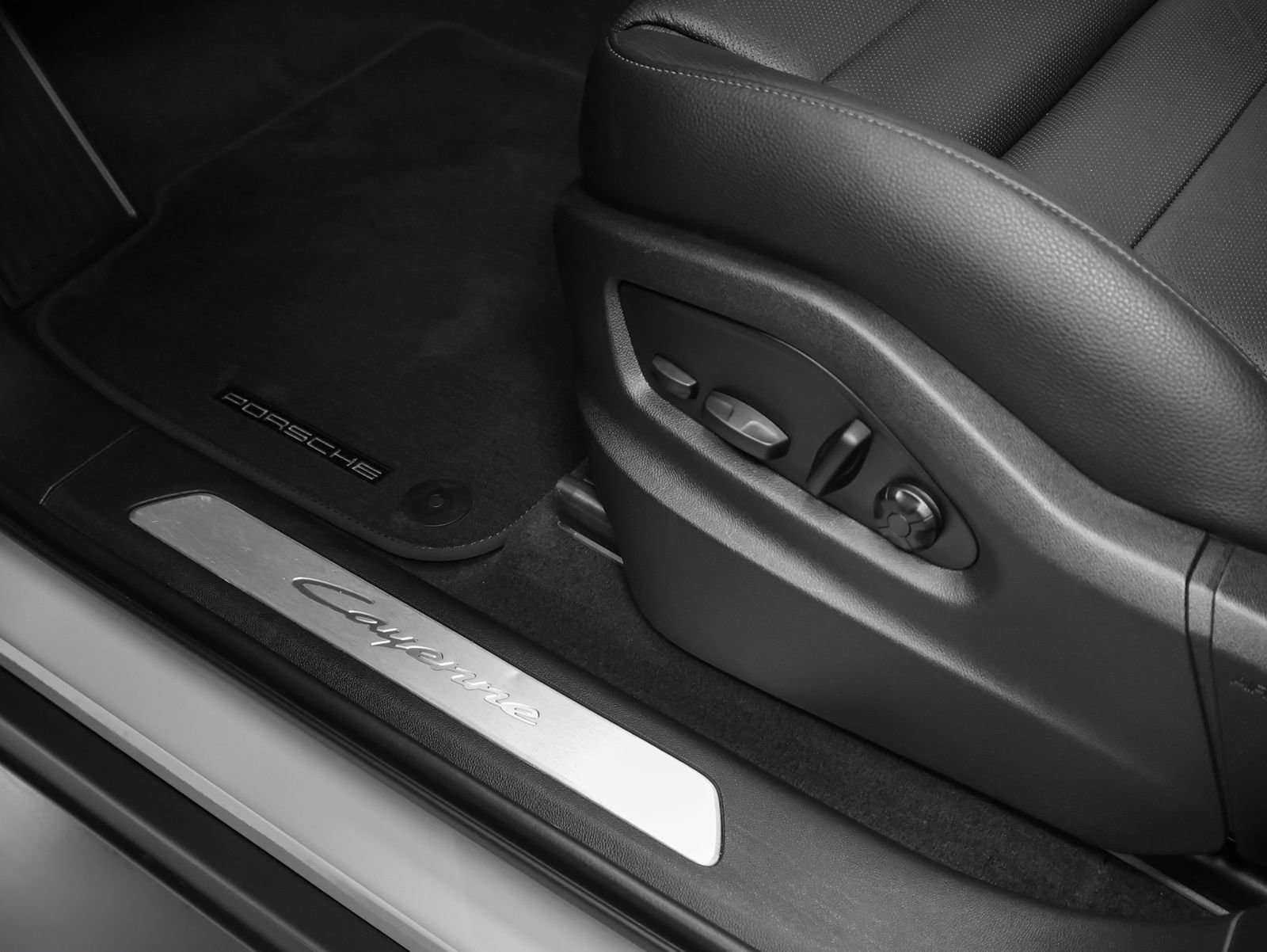 Certified 2025 Porsche Cayenne AWD/4WD image 28