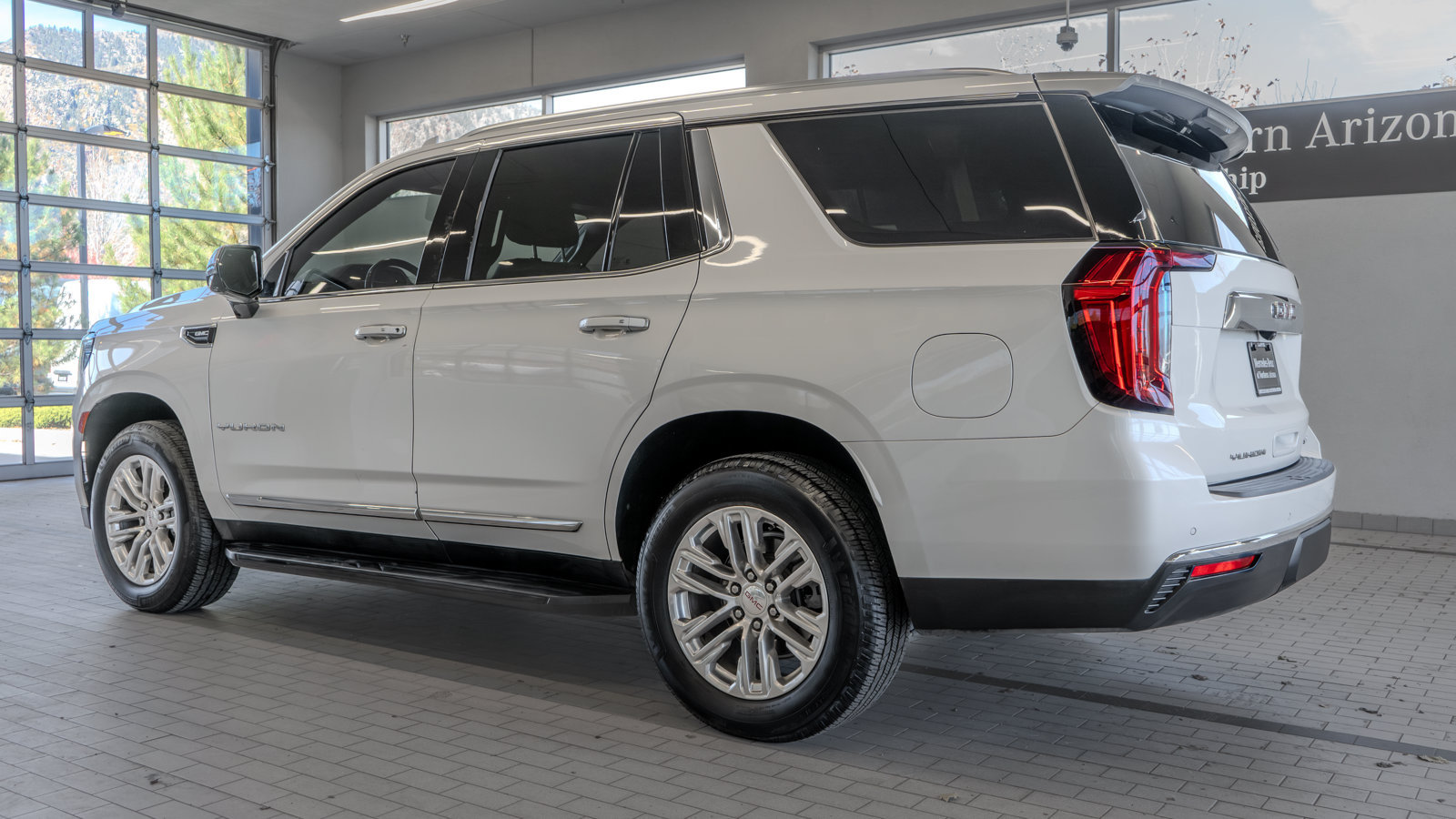 Used 2022 GMC Yukon SLT w/ SLT Premium Package AWD/4WD image 13