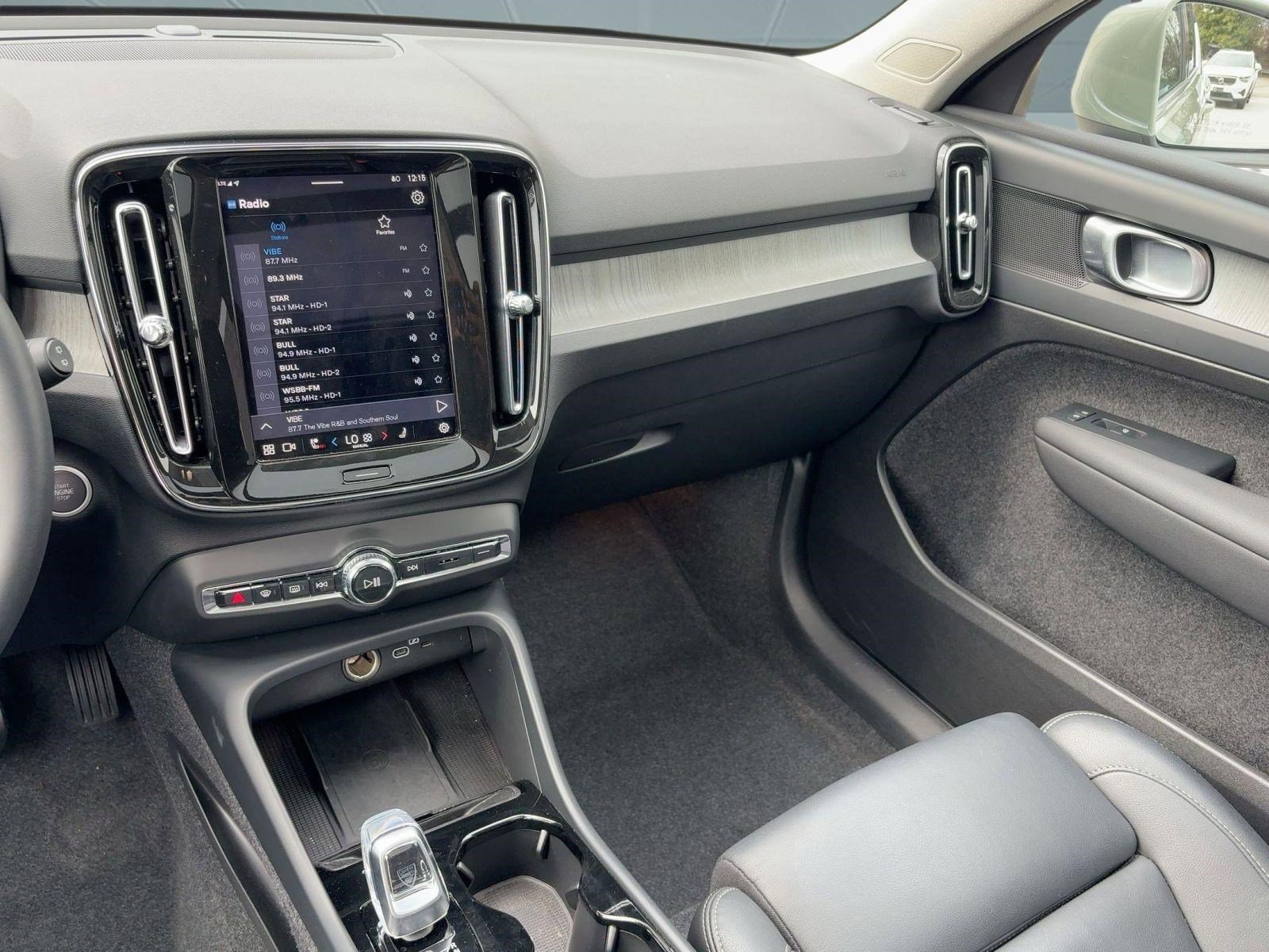 Certified 2025 Volvo XC40 B5 Plus image 27