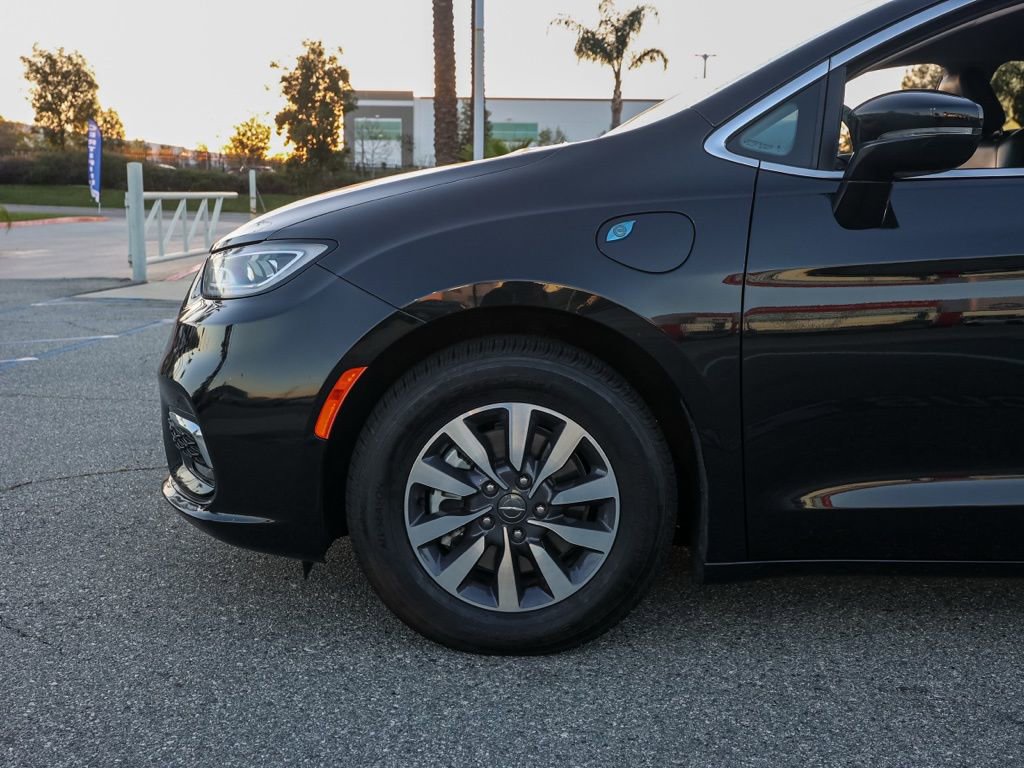 Used 2024 Chrysler Pacifica Select image 11