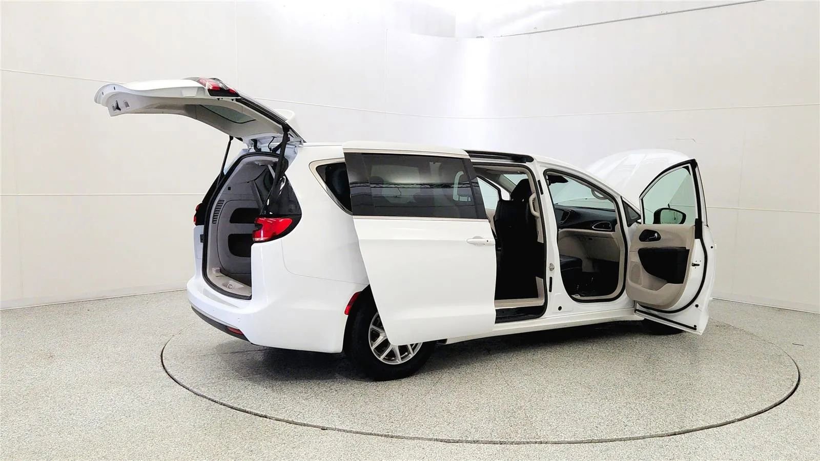 Used 2023 Chrysler Pacifica Touring-L FWD image 12