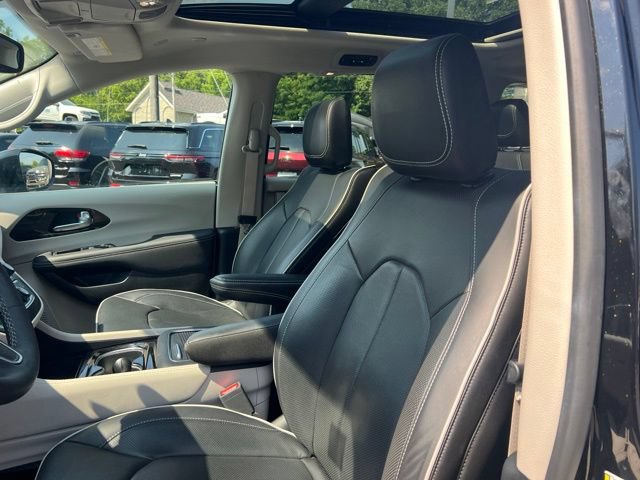 Used 2024 Chrysler Pacifica Limited AWD/4WD image 3
