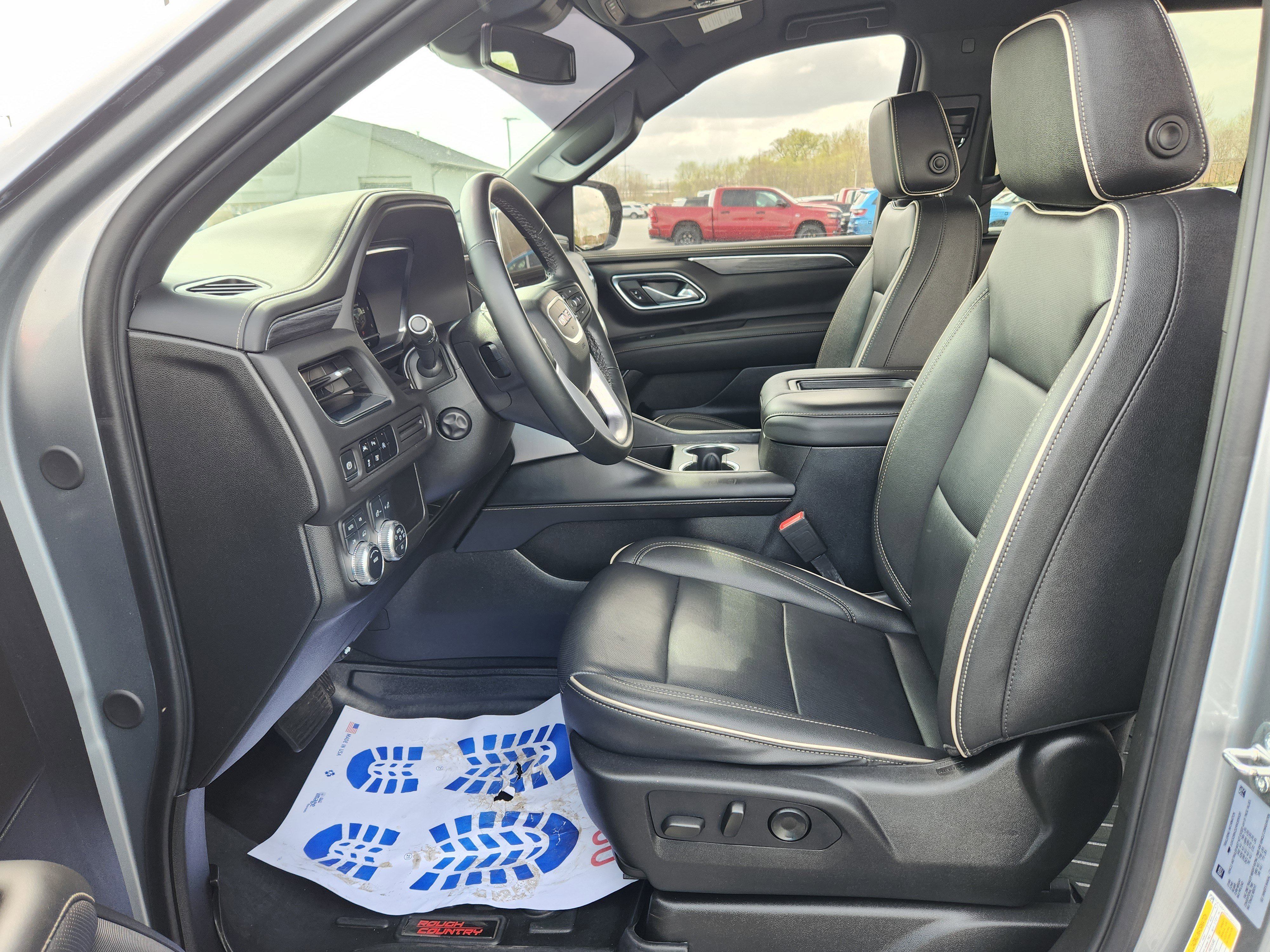 Used 2024 GMC Yukon SLT w/ SLT Luxury Package image 13