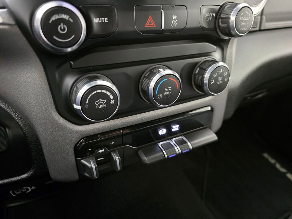 Used 2024 RAM 3500 Big Horn image 34