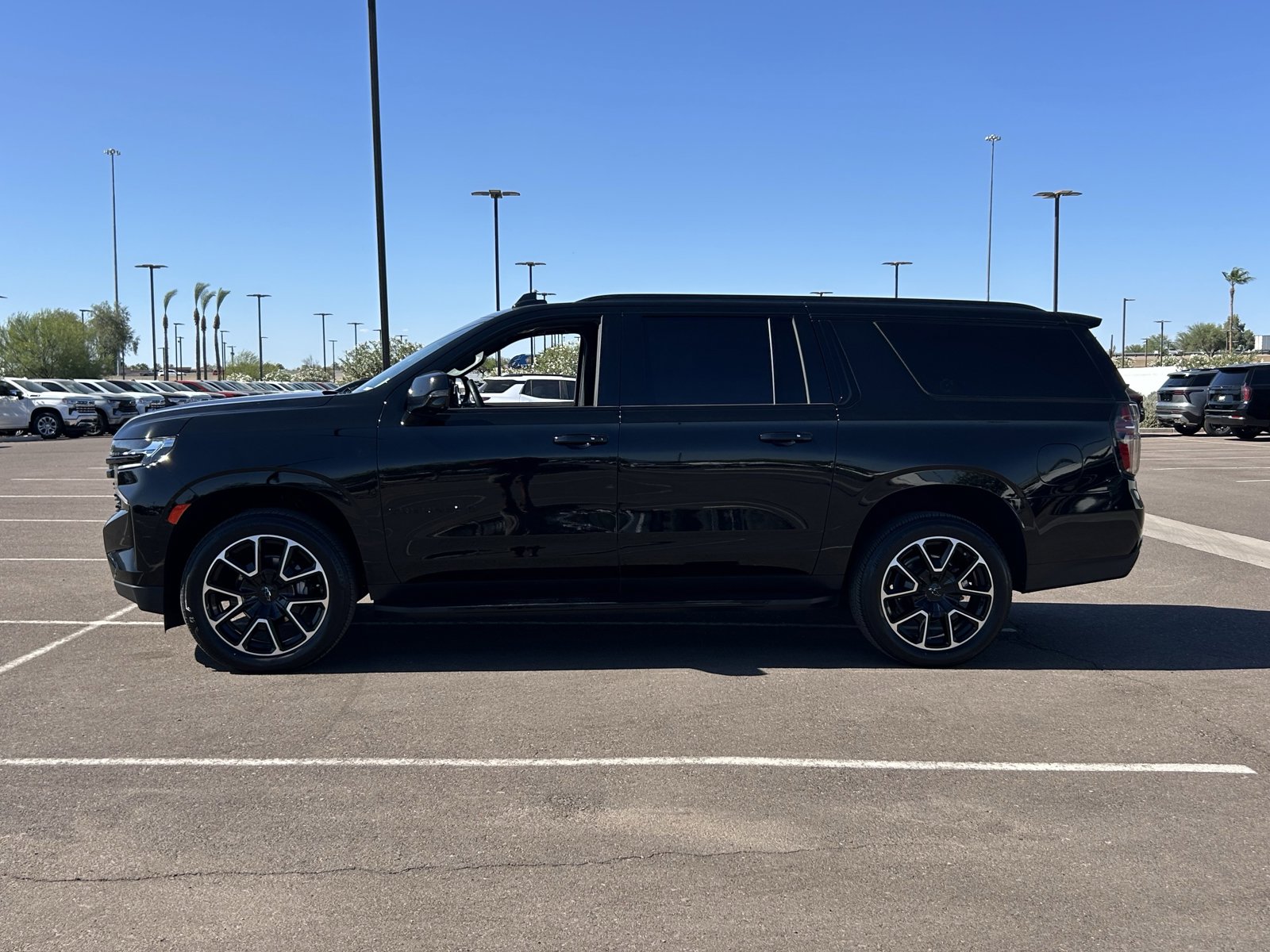 Certified 2024 Chevrolet Suburban RST w/ Luxury Package AWD/4WD image 2