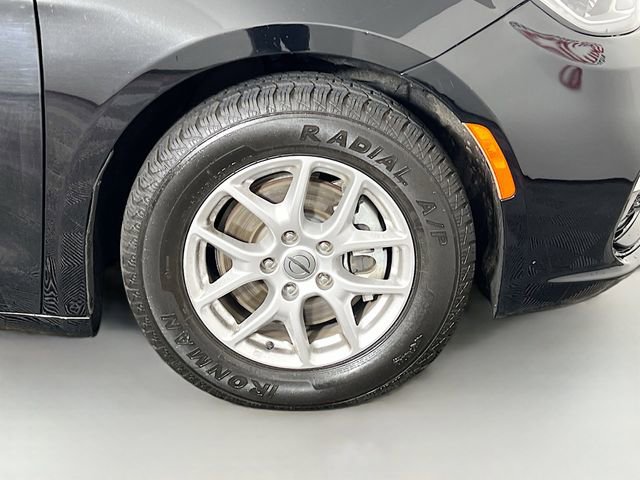 Used 2024 Chrysler Pacifica Touring-L FWD image 38