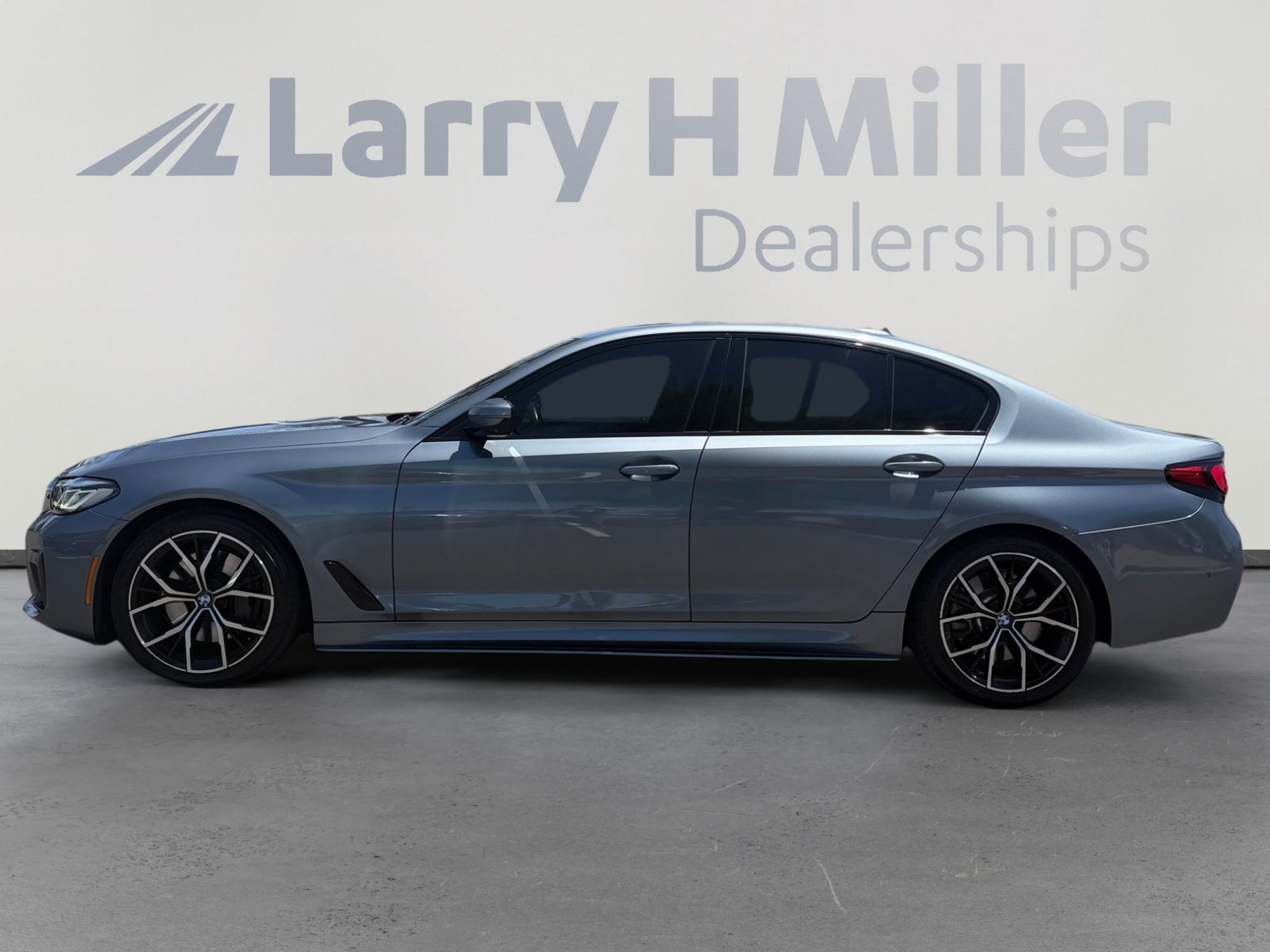 Used 2021 BMW 540i w/ M Sport Package RWD image 2