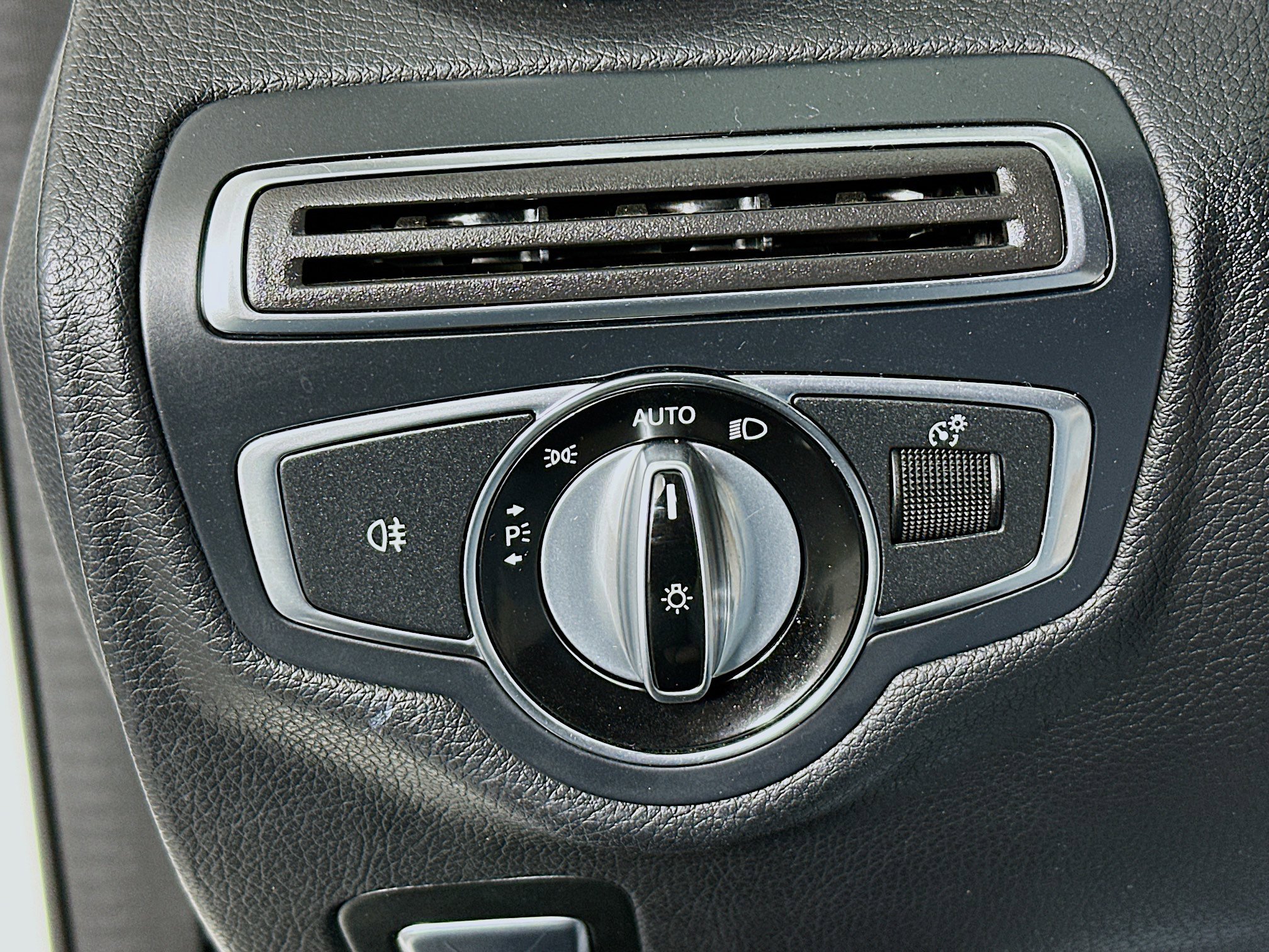 Used 2015 Mercedes-Benz C 400 4MATIC image 16