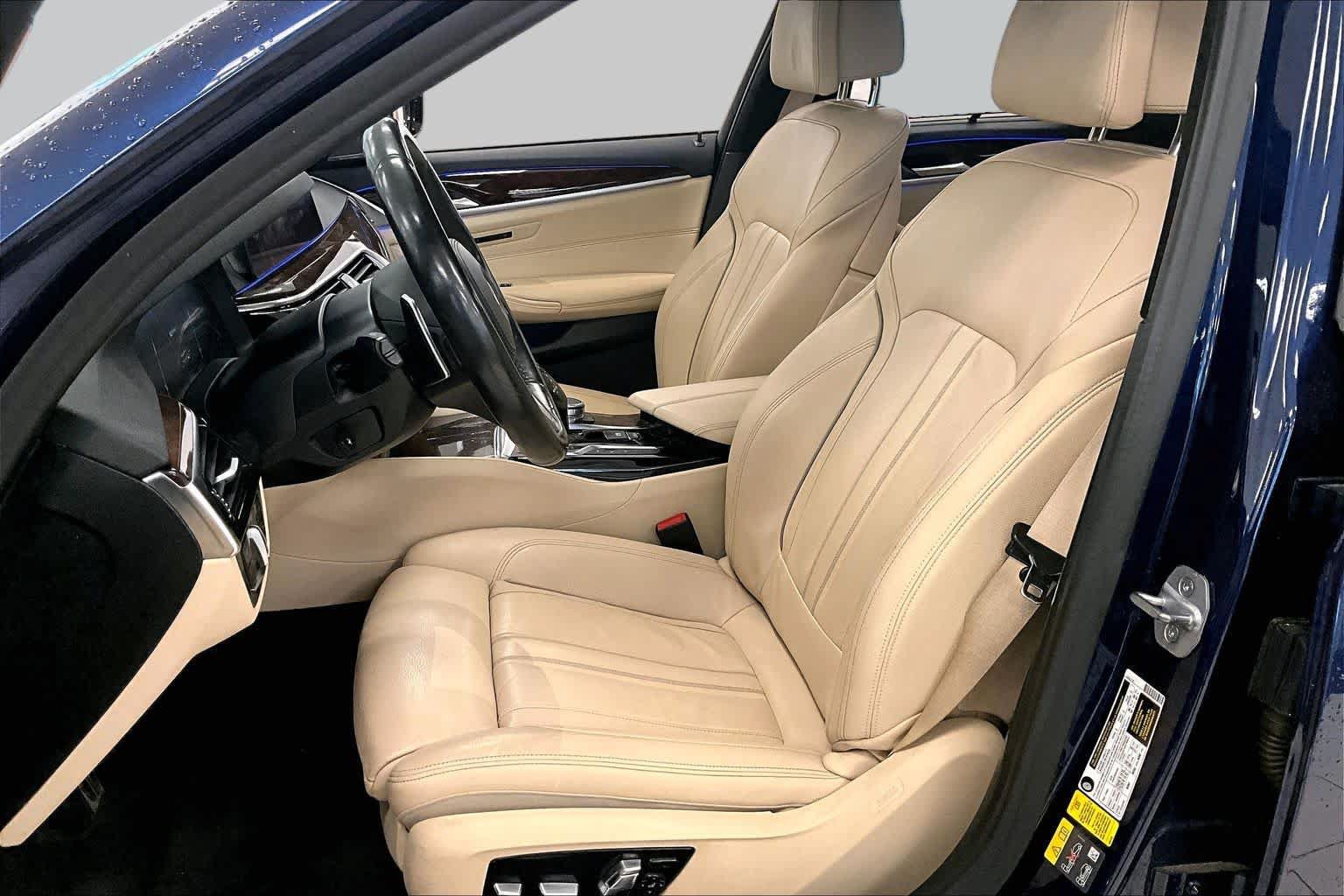 Used 2019 BMW 530e w/ M Sport Package RWD image 7