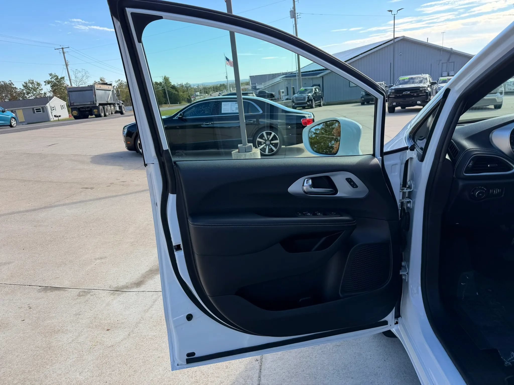 Used 2022 Chrysler Pacifica Touring-L w/ Uconnect Theater Family Group AWD/4WD image 11