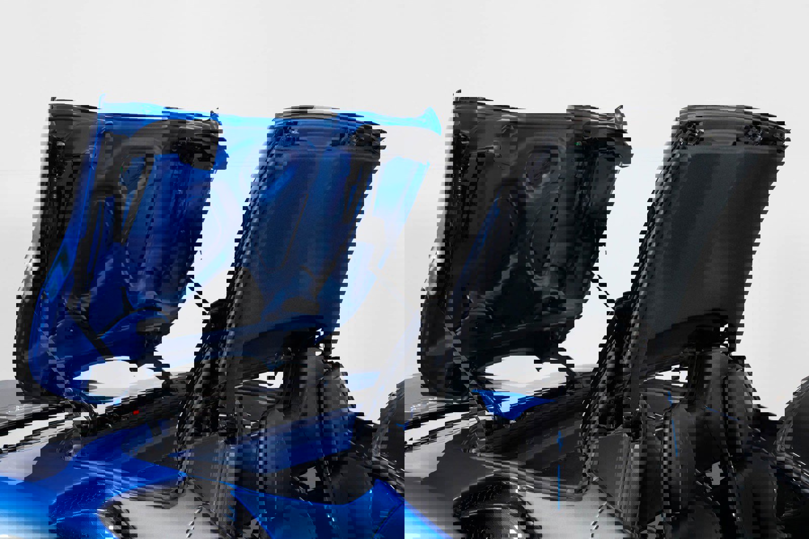 Used 2022 Ferrari SF90 Spider image 13