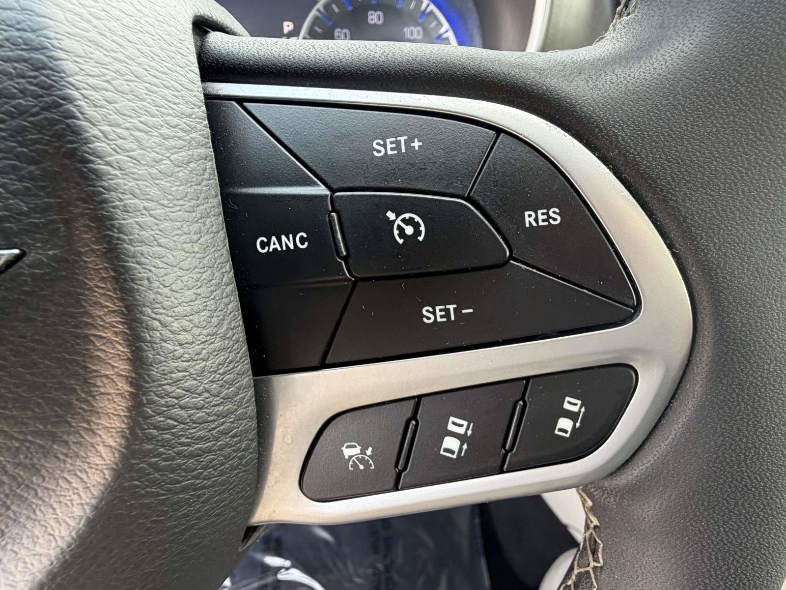Used 2023 Chrysler Pacifica Touring-L FWD image 16