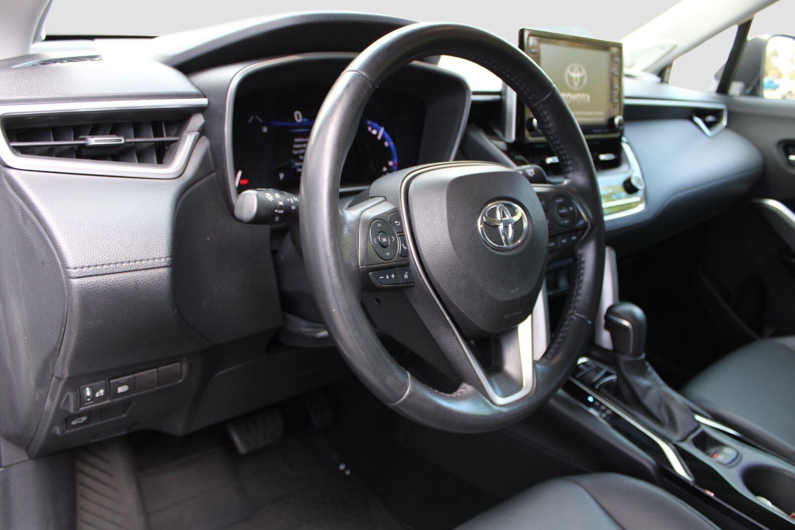 Used 2022 Toyota Corolla Cross XLE w/ Convenience Package FWD image 17