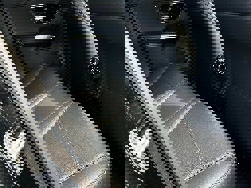 Used 2024 Mercedes-Benz GLC 300 4MATIC image 22