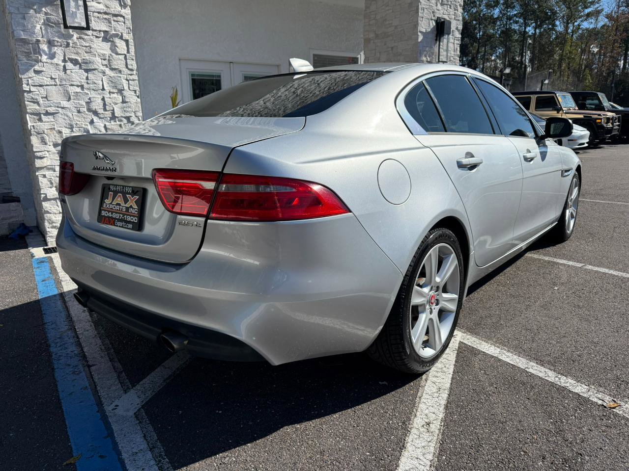 Used 2017 Jaguar XE Premium image 17